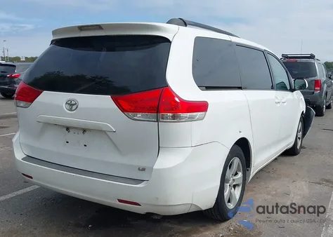 2013 Toyota Sienna Le V6 8 Passenger z USA, uszkodzony, nr VIN 5TDKK3DC3DS308565
